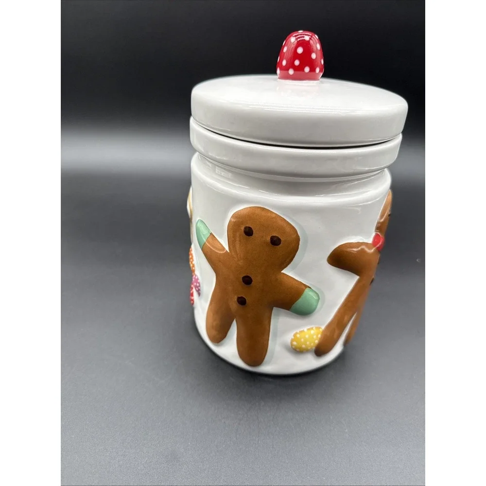 Hallmark 3-D Gingerbread And Gumdrop Cookie Jar‎